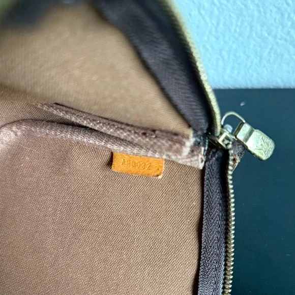 🌼AUTHENTIC Louis Vuitton Pochette with ORIGINAL LV strap🌼 - Picture 14 of 15
